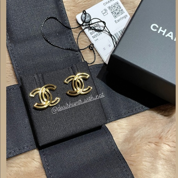 ⭐️SOLD⭐️Chanel 20K Stud Earrings - Picture 4 of 5